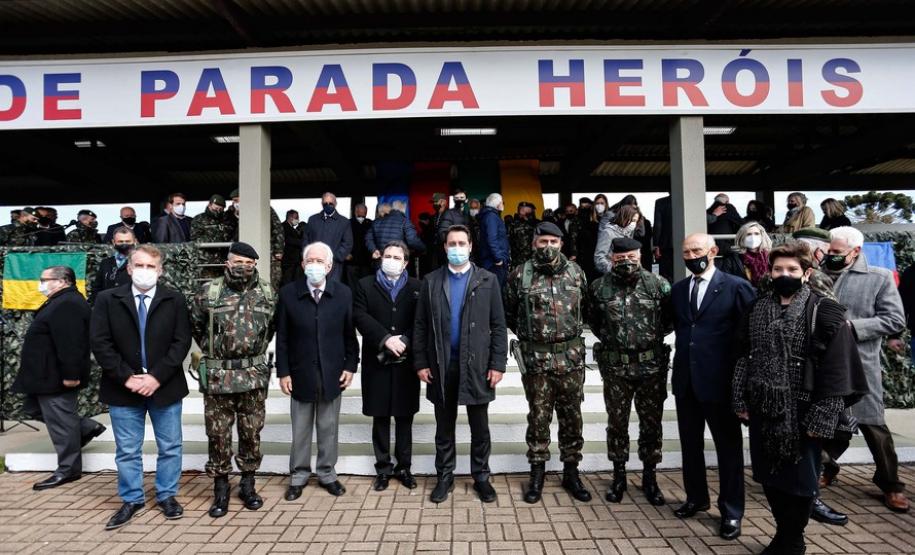 O governador Carlos Massa Ratinho Junior participou nesta quarta-feira (28), no Forte do Pinheirinho, em Curitiba, da cerimônia de troca de comando da 5ª Divisão do Exército (5ª DE). Depois de dois anos à frente da Divisão, que atende os estados do Paraná e de Santa Catarina, o general Carlos José Russo Assumpção Penteado passou o comando ao general Fábio Benvenutti Castro, que até então ocupava o posto de chefe do gabinete do comandante do Exército Brasileiro, em Brasília. Na cerimônia, Ratinho Junior des