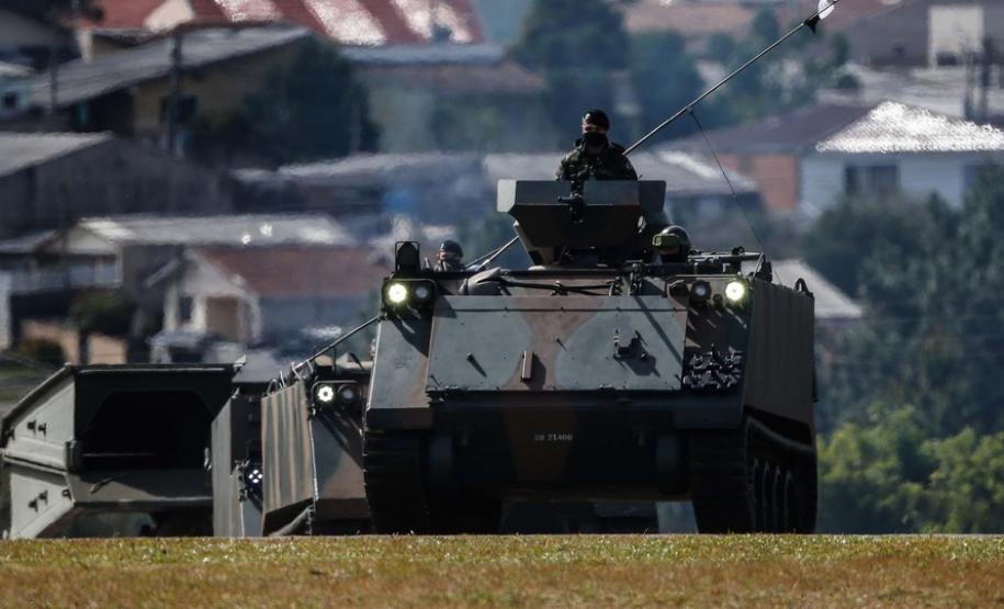 O governador Carlos Massa Ratinho Junior participou nesta quarta-feira (28), no Forte do Pinheirinho, em Curitiba, da cerimônia de troca de comando da 5ª Divisão do Exército (5ª DE). Depois de dois anos à frente da Divisão, que atende os estados do Paraná e de Santa Catarina, o general Carlos José Russo Assumpção Penteado passou o comando ao general Fábio Benvenutti Castro, que até então ocupava o posto de chefe do gabinete do comandante do Exército Brasileiro, em Brasília. Na cerimônia, Ratinho Junior des