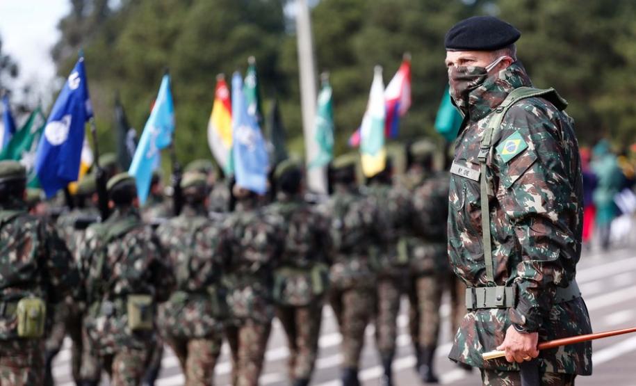 O governador Carlos Massa Ratinho Junior participou nesta quarta-feira (28), no Forte do Pinheirinho, em Curitiba, da cerimônia de troca de comando da 5ª Divisão do Exército (5ª DE). Depois de dois anos à frente da Divisão, que atende os estados do Paraná e de Santa Catarina, o general Carlos José Russo Assumpção Penteado passou o comando ao general Fábio Benvenutti Castro, que até então ocupava o posto de chefe do gabinete do comandante do Exército Brasileiro, em Brasília. Na cerimônia, Ratinho Junior des