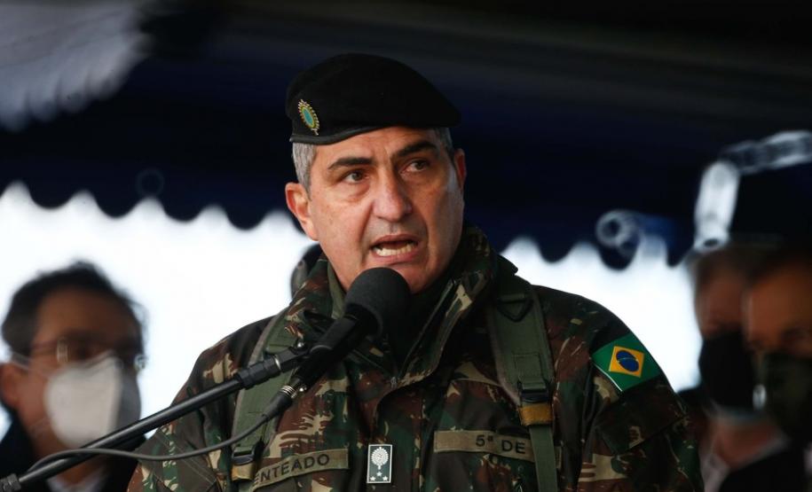 O governador Carlos Massa Ratinho Junior participou nesta quarta-feira (28), no Forte do Pinheirinho, em Curitiba, da cerimônia de troca de comando da 5ª Divisão do Exército (5ª DE). Depois de dois anos à frente da Divisão, que atende os estados do Paraná e de Santa Catarina, o general Carlos José Russo Assumpção Penteado passou o comando ao general Fábio Benvenutti Castro, que até então ocupava o posto de chefe do gabinete do comandante do Exército Brasileiro, em Brasília. Na cerimônia, Ratinho Junior des