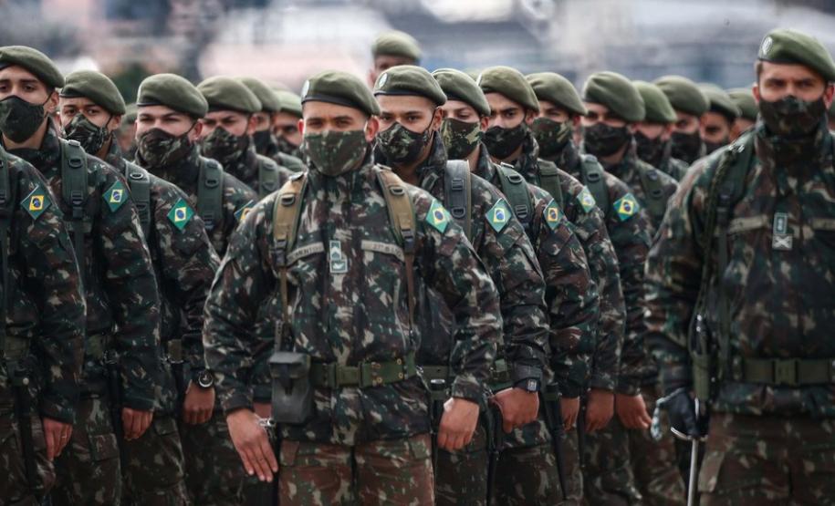 O governador Carlos Massa Ratinho Junior participou nesta quarta-feira (28), no Forte do Pinheirinho, em Curitiba, da cerimônia de troca de comando da 5ª Divisão do Exército (5ª DE). Depois de dois anos à frente da Divisão, que atende os estados do Paraná e de Santa Catarina, o general Carlos José Russo Assumpção Penteado passou o comando ao general Fábio Benvenutti Castro, que até então ocupava o posto de chefe do gabinete do comandante do Exército Brasileiro, em Brasília. Na cerimônia, Ratinho Junior des