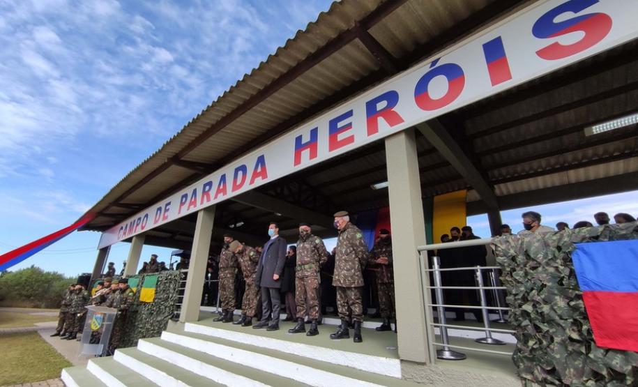 O governador Carlos Massa Ratinho Junior participou nesta quarta-feira (28), no Forte do Pinheirinho, em Curitiba, da cerimônia de troca de comando da 5ª Divisão do Exército (5ª DE). Depois de dois anos à frente da Divisão, que atende os estados do Paraná e de Santa Catarina, o general Carlos José Russo Assumpção Penteado passou o comando ao general Fábio Benvenutti Castro, que até então ocupava o posto de chefe do gabinete do comandante do Exército Brasileiro, em Brasília. Na cerimônia, Ratinho Junior des