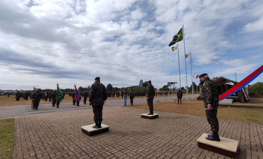 O governador Carlos Massa Ratinho Junior participou nesta quarta-feira (28), no Forte do Pinheirinho, em Curitiba, da cerimônia de troca de comando da 5ª Divisão do Exército (5ª DE). Depois de dois anos à frente da Divisão, que atende os estados do Paraná e de Santa Catarina, o general Carlos José Russo Assumpção Penteado passou o comando ao general Fábio Benvenutti Castro, que até então ocupava o posto de chefe do gabinete do comandante do Exército Brasileiro, em Brasília. Na cerimônia, Ratinho Junior des