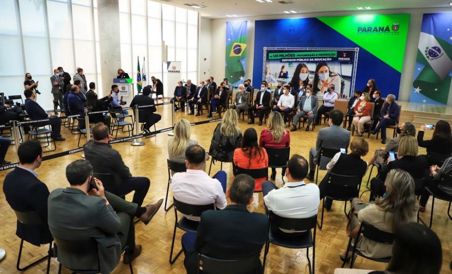 Paraná investe R$ 128 milhões e garante promoção e progressão de servidores da educação