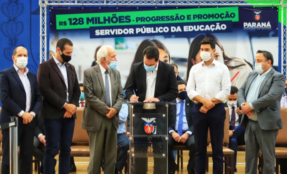 Paraná investe R$ 128 milhões e garante promoção e progressão de servidores da educação