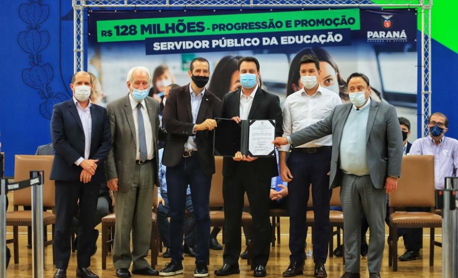 Paraná investe R$ 128 milhões e garante promoção e progressão de servidores da educação