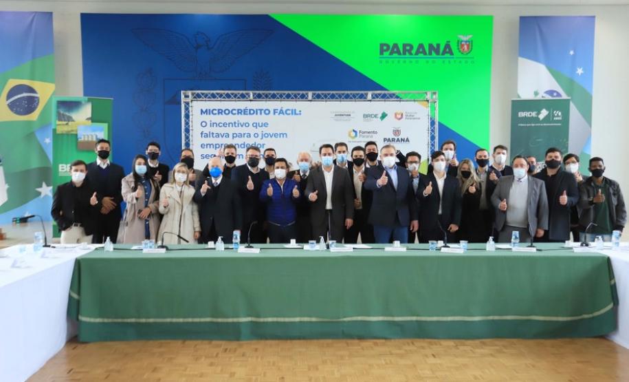 O governador Carlos Massa Ratinho Junior lançou nesta segunda-feira (16) um novo projeto para fomentar negócios criados por jovens profissionais: o programa Jovem Empreendedor. Promovido em uma parceria entre a Secretaria da Justiça, Família e Trabalho, o Banco Regional de Desenvolvimento do Extremo Sul (BRDE) e a Fomento Paraná, a iniciativa oferece linhas de crédito para incentivar a geração de emprego e o desenvolvimento de negócios para pessoas de 18 a 29 anos.  “Queremos atender os jovens que estão abr