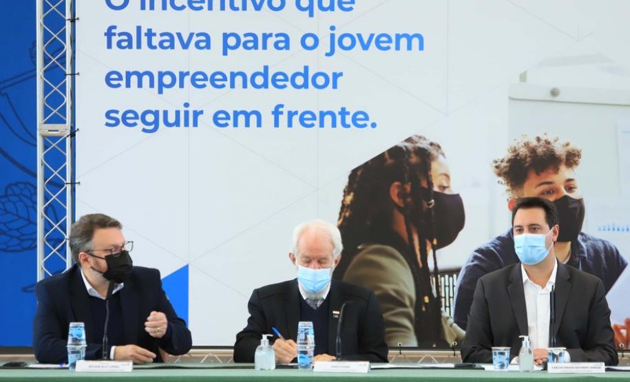 O governador Carlos Massa Ratinho Junior lançou nesta segunda-feira (16) um novo projeto para fomentar negócios criados por jovens profissionais: o programa Jovem Empreendedor. Promovido em uma parceria entre a Secretaria da Justiça, Família e Trabalho, o Banco Regional de Desenvolvimento do Extremo Sul (BRDE) e a Fomento Paraná, a iniciativa oferece linhas de crédito para incentivar a geração de emprego e o desenvolvimento de negócios para pessoas de 18 a 29 anos.  “Queremos atender os jovens que estão abr