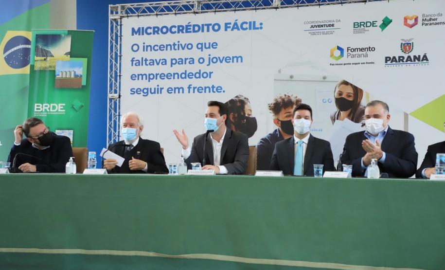 O governador Carlos Massa Ratinho Junior lançou nesta segunda-feira (16) um novo projeto para fomentar negócios criados por jovens profissionais: o programa Jovem Empreendedor. Promovido em uma parceria entre a Secretaria da Justiça, Família e Trabalho, o Banco Regional de Desenvolvimento do Extremo Sul (BRDE) e a Fomento Paraná, a iniciativa oferece linhas de crédito para incentivar a geração de emprego e o desenvolvimento de negócios para pessoas de 18 a 29 anos.  “Queremos atender os jovens que estão abr