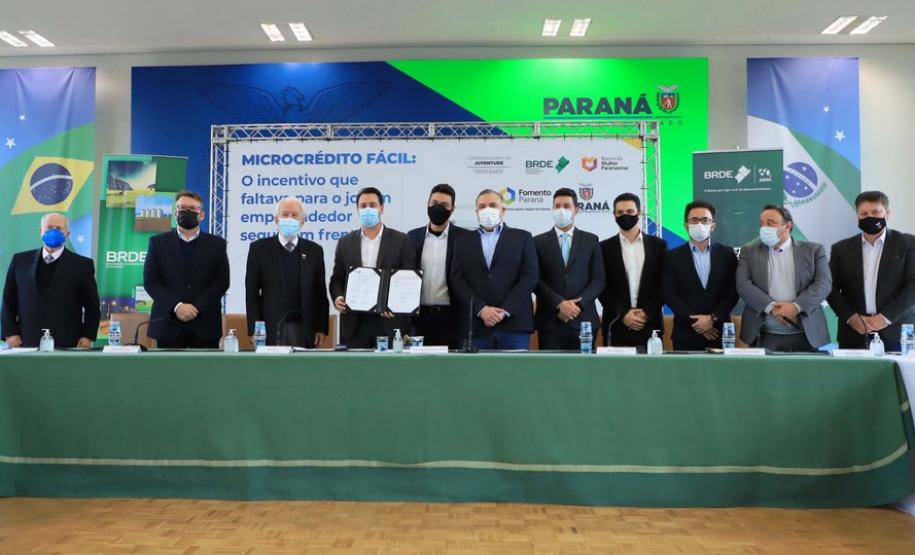 O governador Carlos Massa Ratinho Junior lançou nesta segunda-feira (16) um novo projeto para fomentar negócios criados por jovens profissionais: o programa Jovem Empreendedor. Promovido em uma parceria entre a Secretaria da Justiça, Família e Trabalho, o Banco Regional de Desenvolvimento do Extremo Sul (BRDE) e a Fomento Paraná, a iniciativa oferece linhas de crédito para incentivar a geração de emprego e o desenvolvimento de negócios para pessoas de 18 a 29 anos.  “Queremos atender os jovens que estão abr