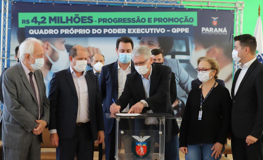 Governo do Estado regulariza promoção e progressão de 1.626 servidoresGoverno do Estado regulariza promoção e progressão de 1.626 servidoresGoverno do Estado regulariza promoção e progressão de 1.626 servidores