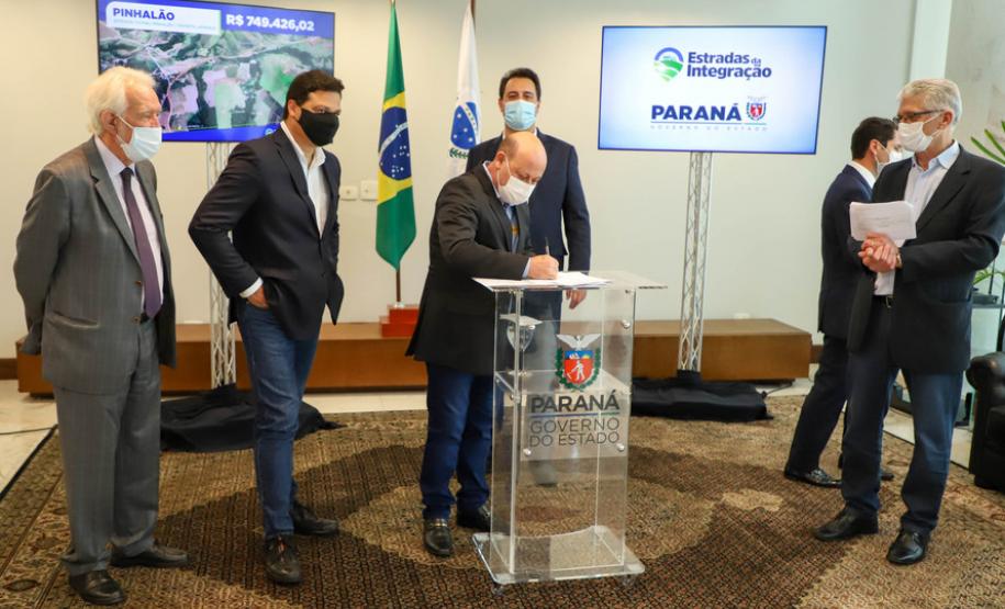 Governador libera R$ 14,2 milhões para pavimentação de estradas rurais em 15 municípios