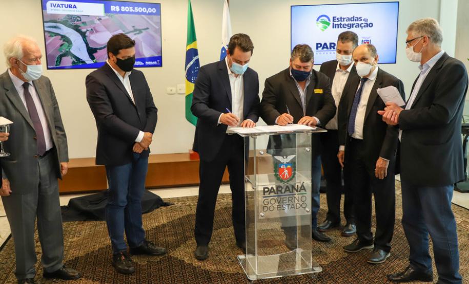 Governador libera R$ 14,2 milhões para pavimentação de estradas rurais em 15 municípios