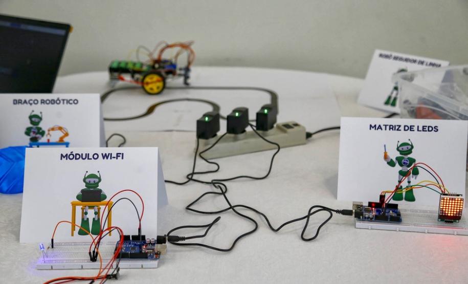 Programa Robótica Paraná leva aulas de programação a alunos das escolas estaduais