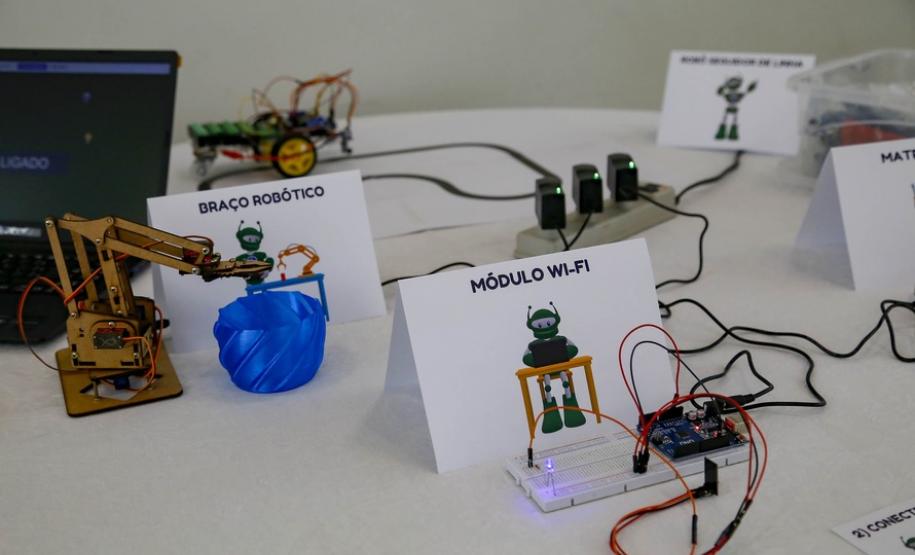 Programa Robótica Paraná leva aulas de programação a alunos das escolas estaduais