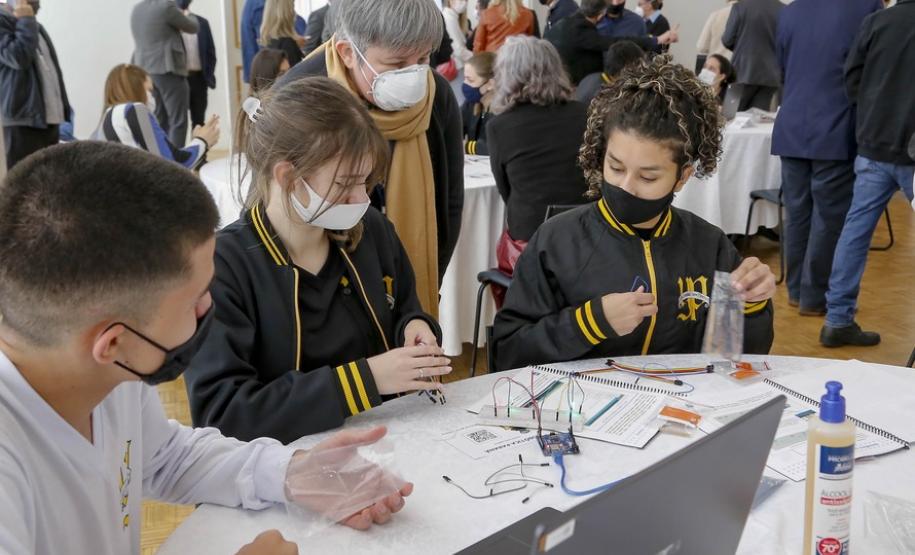 Programa Robótica Paraná leva aulas de programação a alunos das escolas estaduais