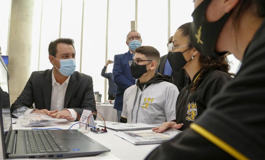 Programa Robótica Paraná leva aulas de programação a alunos das escolas estaduais