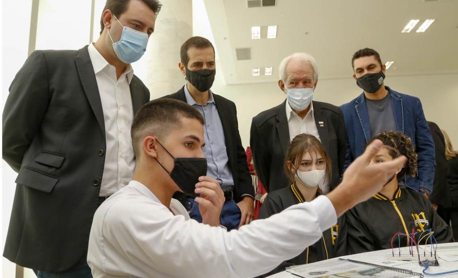 Programa Robótica Paraná leva aulas de programação a alunos das escolas estaduais