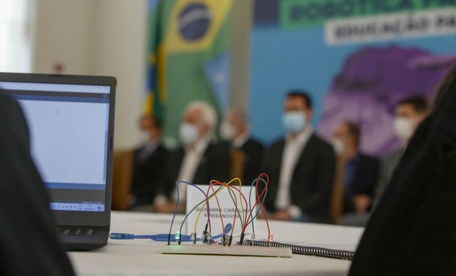 Programa Robótica Paraná leva aulas de programação a alunos das escolas estaduais