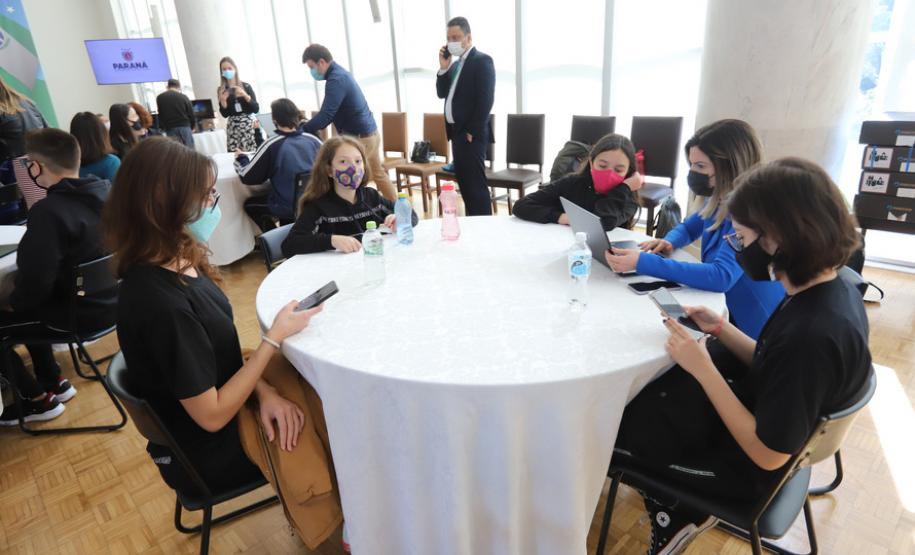 Com plataforma digital, programa Inglês Paraná facilita aprendizado do idioma na rede estadual