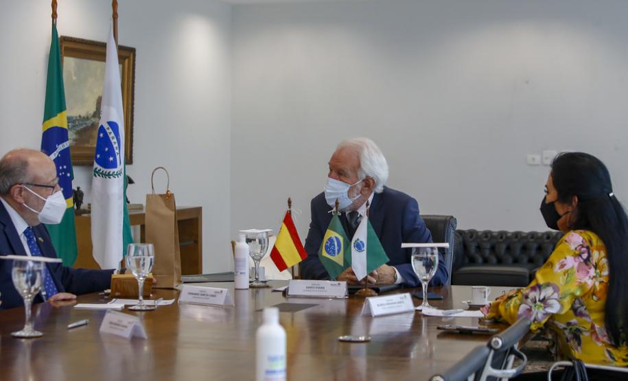 Darci Piana apresenta potenciais do Paraná ao embaixador da Espanha