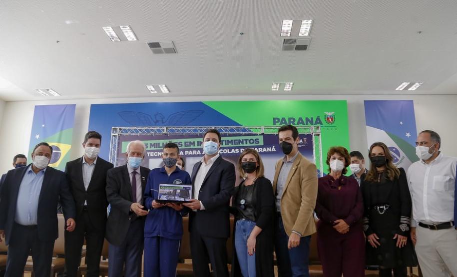 Governador entrega 10,2 mil computadores e equipamentos de wi-fi para escolas da rede estadual