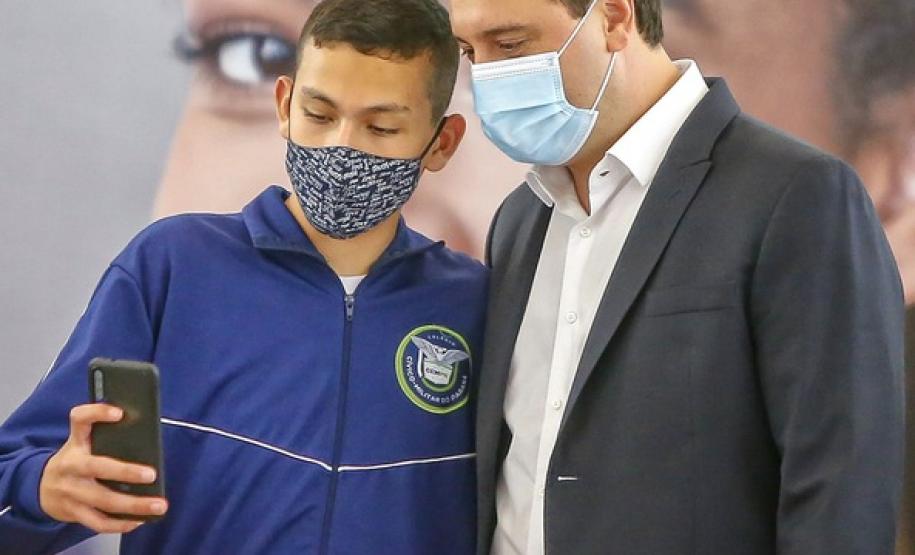 Governador entrega 10,2 mil computadores e equipamentos de wi-fi para escolas da rede estadual