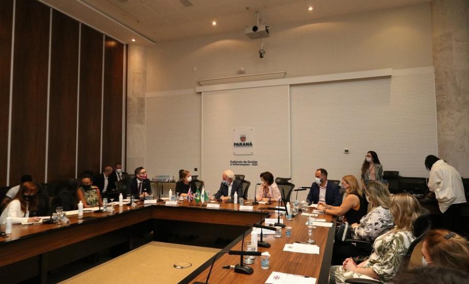 Paraná firma parceria com Governo Britânico para ensino de inglês nas escolas públicas