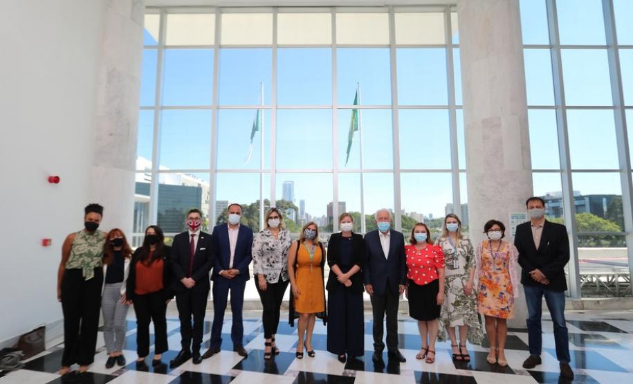 Paraná firma parceria com Governo Britânico para ensino de inglês nas escolas públicas