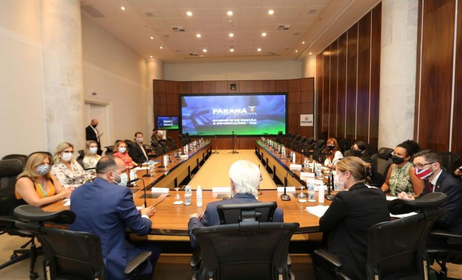 Paraná firma parceria com Governo Britânico para ensino de inglês nas escolas públicas