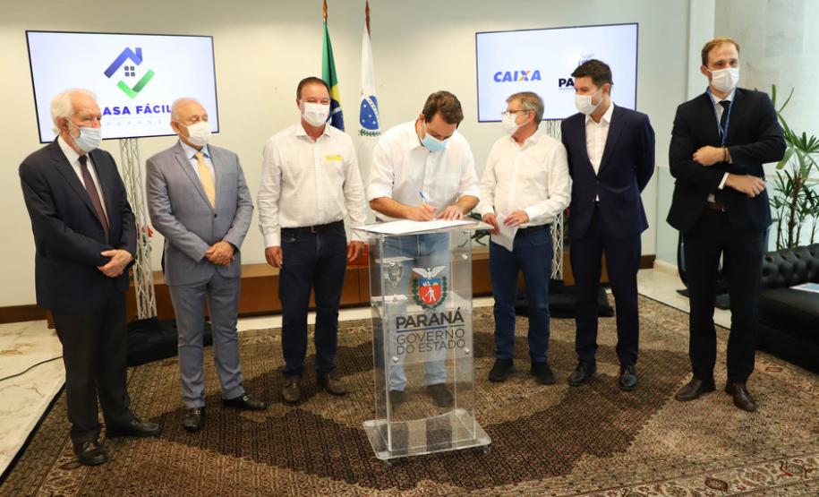 Governador libera recursos para subsidiar entrada da casa de 4.785 famílias paranaenses