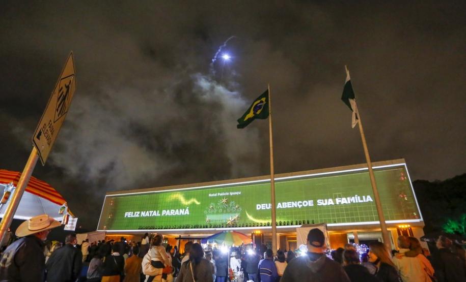 Primeira apresentação do Natal no Palácio Iguaçu é um espetáculo de fogos, luzes e música