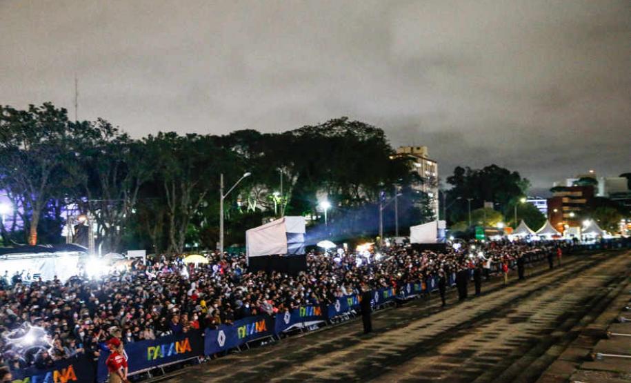 Primeira apresentação do Natal no Palácio Iguaçu é um espetáculo de fogos, luzes e música
