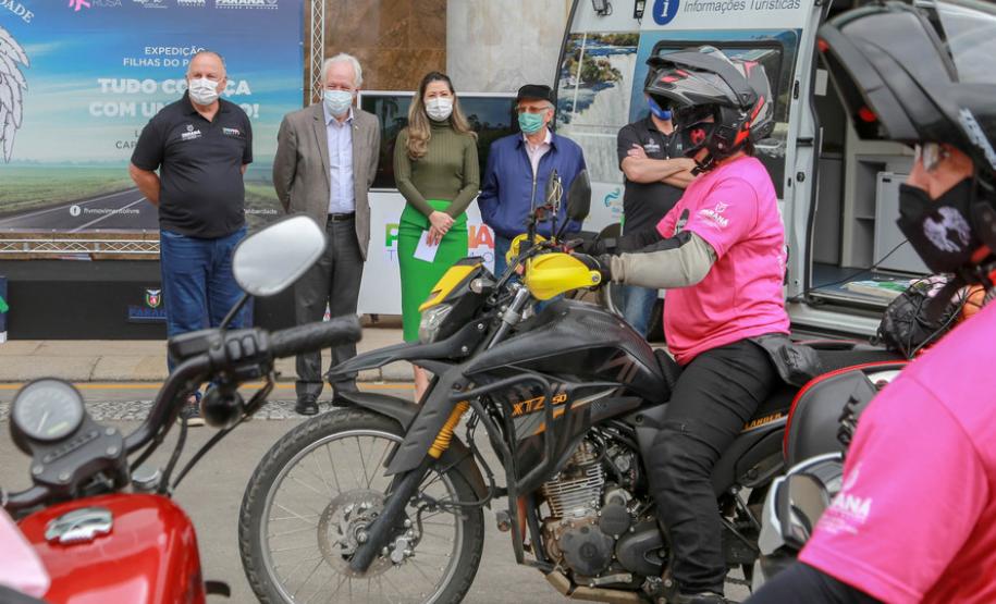 Expedição Filhas do Paraná volta a Curitiba após 2.800 km divulgando o Outubro Rosa
