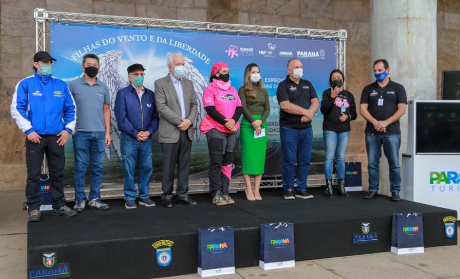 Expedição Filhas do Paraná volta a Curitiba após 2.800 km divulgando o Outubro Rosa