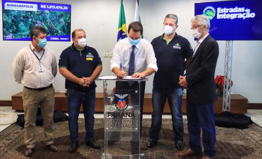 Governador autoriza R$ 10 milhões para pavimentação de estradas rurais em oito municípios