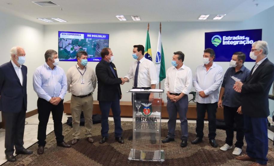 Governador autoriza R$ 10 milhões para pavimentação de estradas rurais em oito municípios