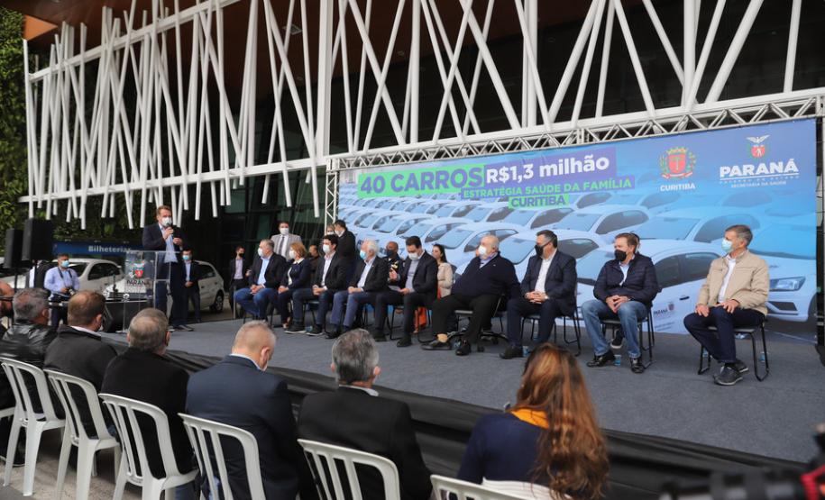 Governador entrega 40 carros para reforçar atendimento da Saúde em Curitiba