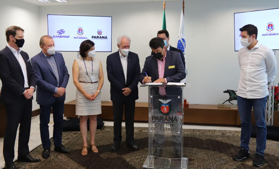 Governador autoriza obras que darão fim a problema histórico de saneamento em Pato Branco