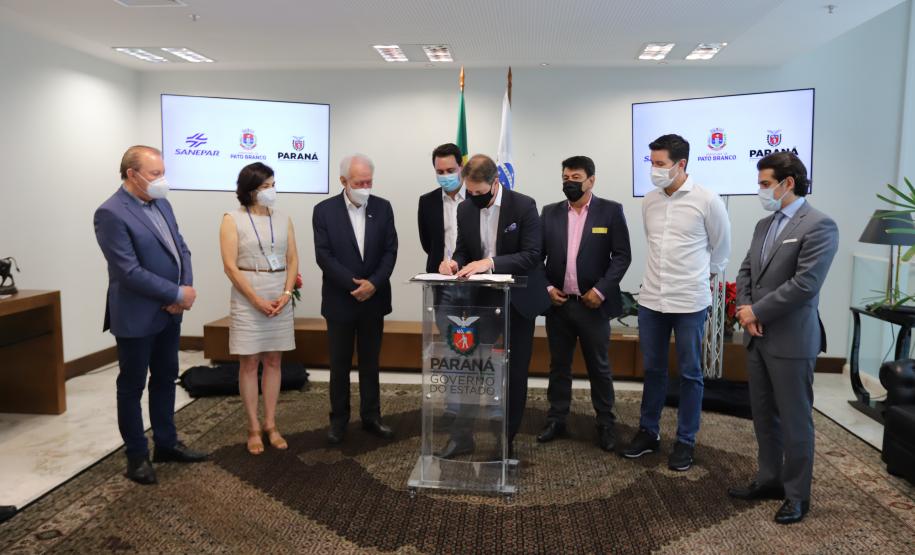 Governador autoriza obras que darão fim a problema histórico de saneamento em Pato Branco