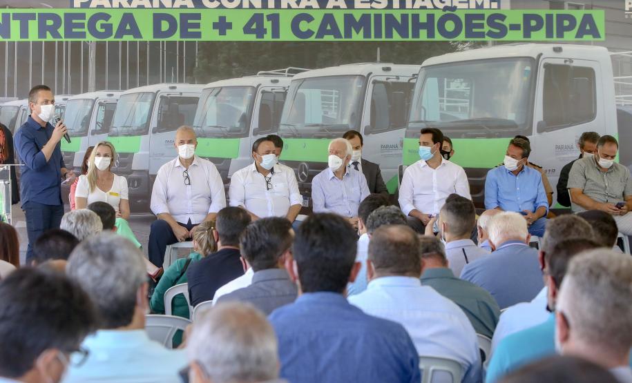 Com a entrega de mais 41 veículos, 47% dos municípios já receberam caminhões-pipa