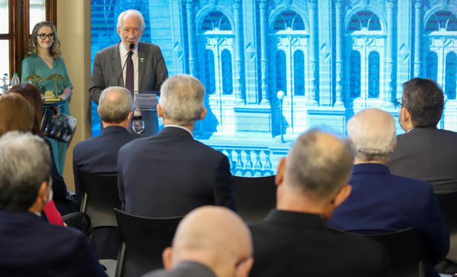 Na manhã desta sexta-feira (03) aconteceu o Encontro Estadual de Cooperativistas Paranaenses 2021, evento que celebrou a união entre a Organização das Cooperativas do Paraná (Sistema Ocepar) e o Banco Regional de Desenvolvimento do Extremo Sul (BRDE). Estiveram reunidos no Espaço Cultural BRDE - Palacete dos Leões, em Curitiba, o presidente do Sistema Ocepar, José Roberto Ricken, o diretor-presidente do BRDE, Wilson Bley Lipski, o vice-governador do Paraná, Darci Piana, e outras autoridades do mundo coope