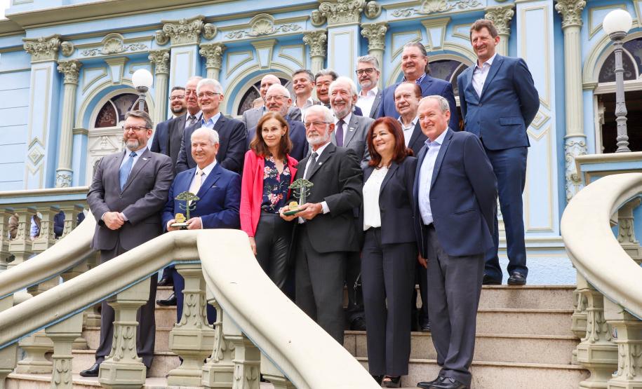 Na manhã desta sexta-feira (03) aconteceu o Encontro Estadual de Cooperativistas Paranaenses 2021, evento que celebrou a união entre a Organização das Cooperativas do Paraná (Sistema Ocepar) e o Banco Regional de Desenvolvimento do Extremo Sul (BRDE). Estiveram reunidos no Espaço Cultural BRDE - Palacete dos Leões, em Curitiba, o presidente do Sistema Ocepar, José Roberto Ricken, o diretor-presidente do BRDE, Wilson Bley Lipski, o vice-governador do Paraná, Darci Piana, e outras autoridades do mundo coope