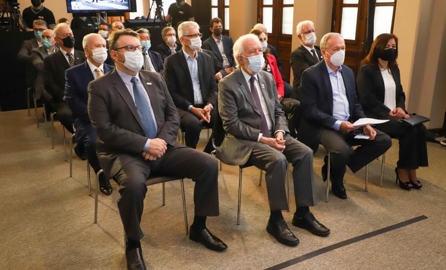 Na manhã desta sexta-feira (03) aconteceu o Encontro Estadual de Cooperativistas Paranaenses 2021, evento que celebrou a união entre a Organização das Cooperativas do Paraná (Sistema Ocepar) e o Banco Regional de Desenvolvimento do Extremo Sul (BRDE). Estiveram reunidos no Espaço Cultural BRDE - Palacete dos Leões, em Curitiba, o presidente do Sistema Ocepar, José Roberto Ricken, o diretor-presidente do BRDE, Wilson Bley Lipski, o vice-governador do Paraná, Darci Piana, e outras autoridades do mundo coope