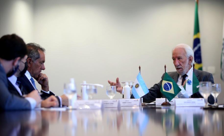 Darci Piana apresenta potenciais turísticos e econômicos do Paraná a autoridades da Argentina