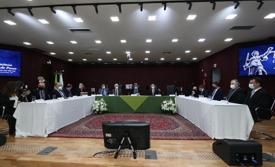 Vice-governador esteve na posse do novo presidente do TE-PR, desembargador Wellington Emanuel Coimbra de Moura