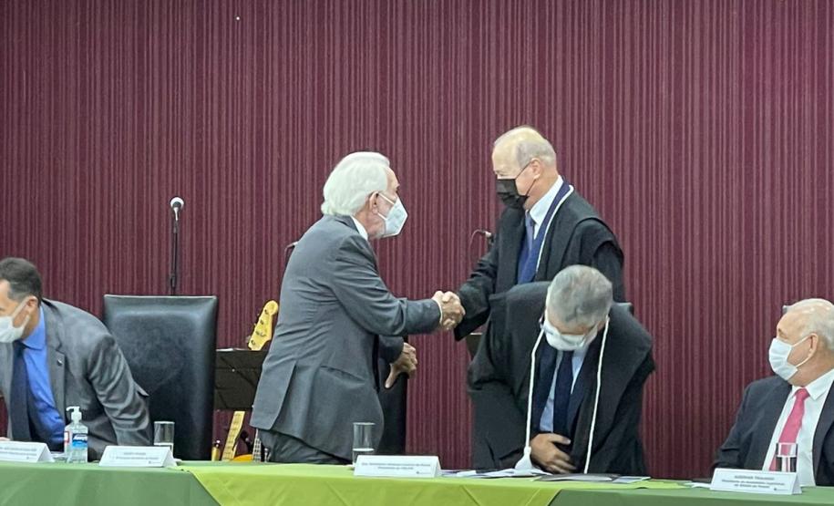 Vice-governador esteve na posse do novo presidente do TE-PR, desembargador Wellington Emanuel Coimbra de Moura