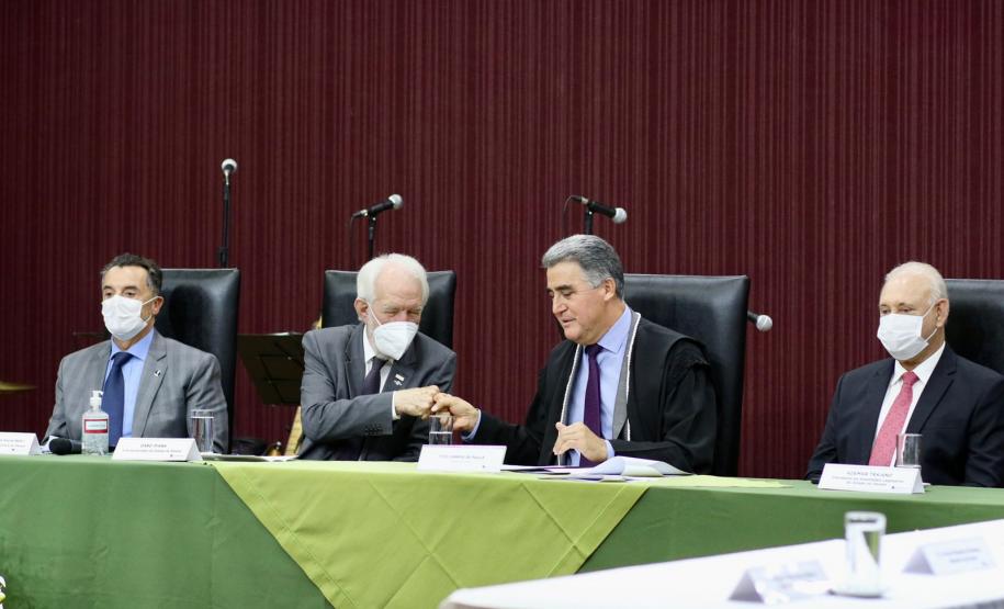 Vice-governador esteve na posse do novo presidente do TE-PR, desembargador Wellington Emanuel Coimbra de Moura