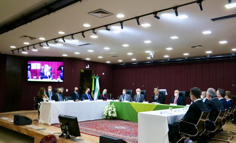 Vice-governador esteve na posse do novo presidente do TE-PR, desembargador Wellington Emanuel Coimbra de Moura