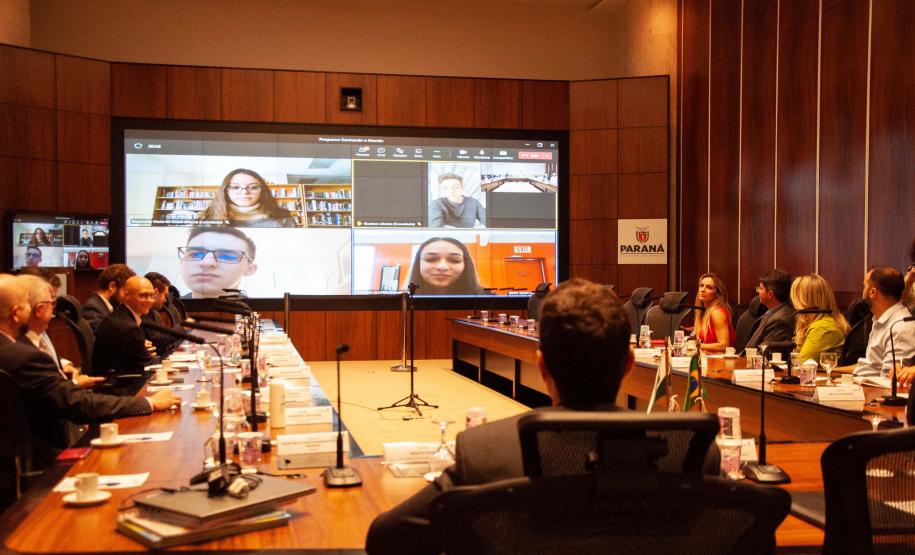 Alunos em intercâmbio no Canadá fazem videoconferência com diplomatas no Brasil